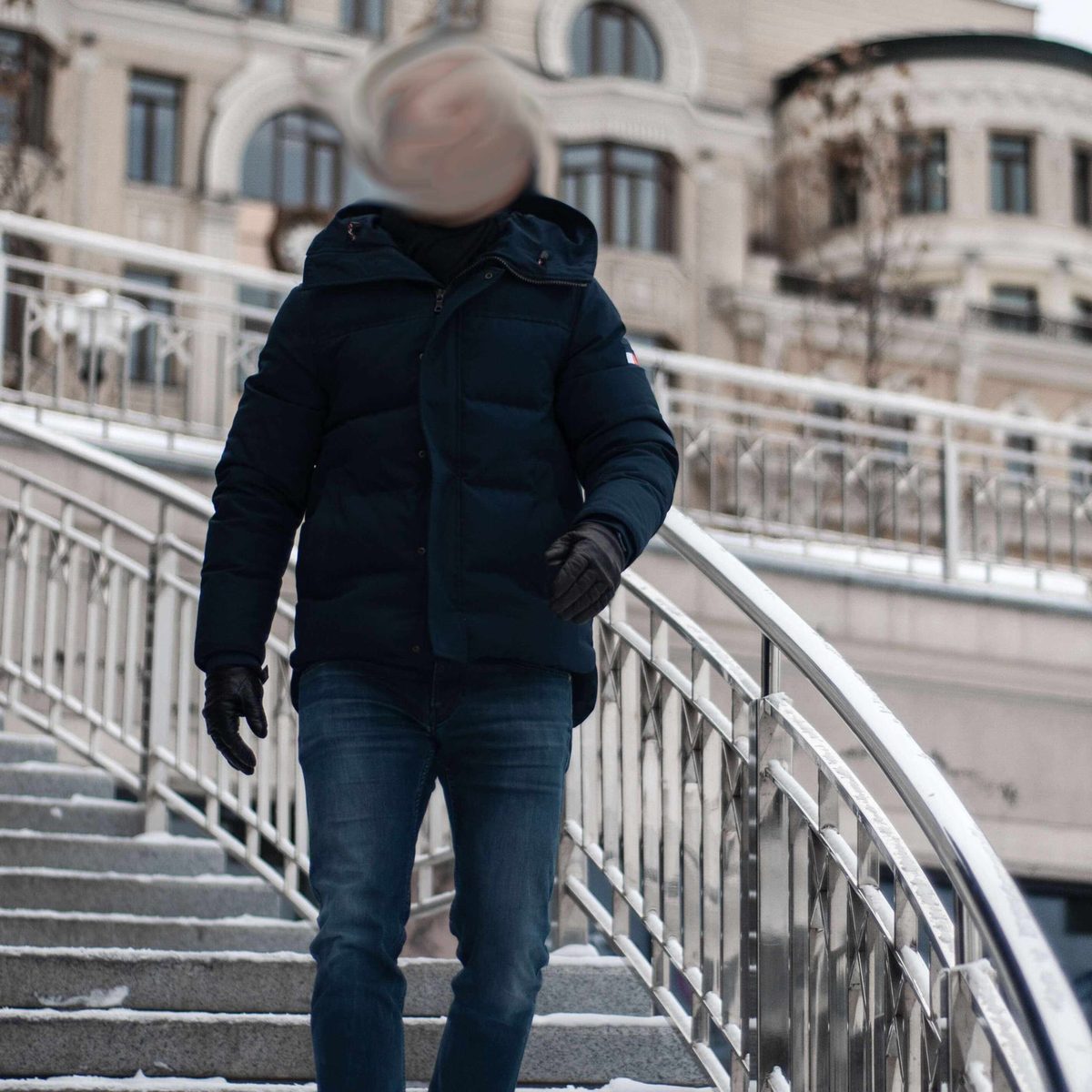 Thomas geht eine Treppe hinunter, das Gesicht ist unkenntlich